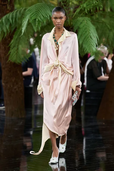 Look 15